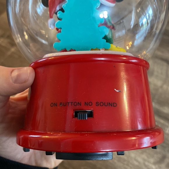 Mickey and Minnie vintage musical snow globe - Picture 4 of 8